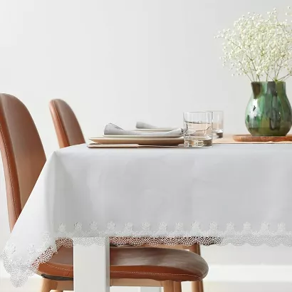 Obrus dekoracyjny RITA 140x180 Eurofirany biały zdobiony na brzegach elegancką koronką