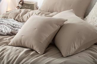 Narzuta dekoracyjna fakturowana Dotta 200x220 mocca z haftem kropek