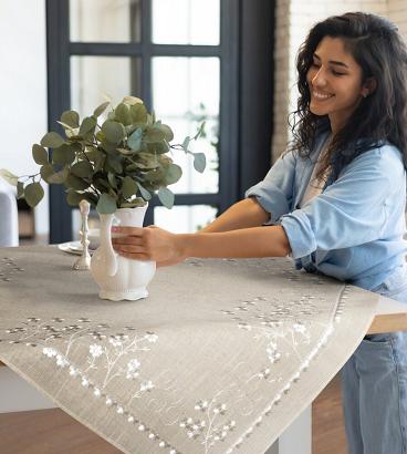 Obrus dekoracyjny ADELINE 85x85 Eurofirany z dodatkiem lnu beżowy w białe haftowane kwiatuszki