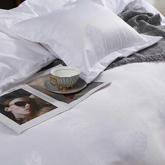 Pościel atłasowa z haftem 200x220 ekskluzywna biała piórka