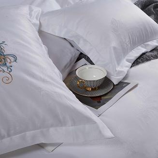 Pościel atłasowa z haftem 200x220 ekskluzywna biała piórka