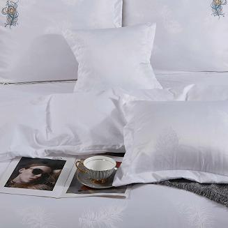 Pościel atłasowa z haftem 200x220 ekskluzywna biała piórka