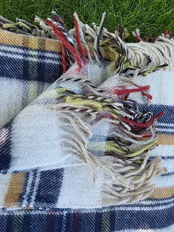 Koc wełniany z frędzlami 160x200 jasnobeżowy musztardowa granatowa krata