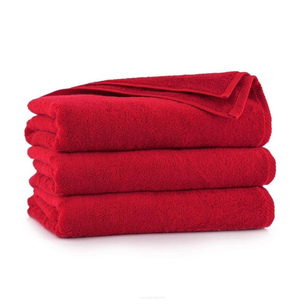 Czerwony ręcznik kąpielowy